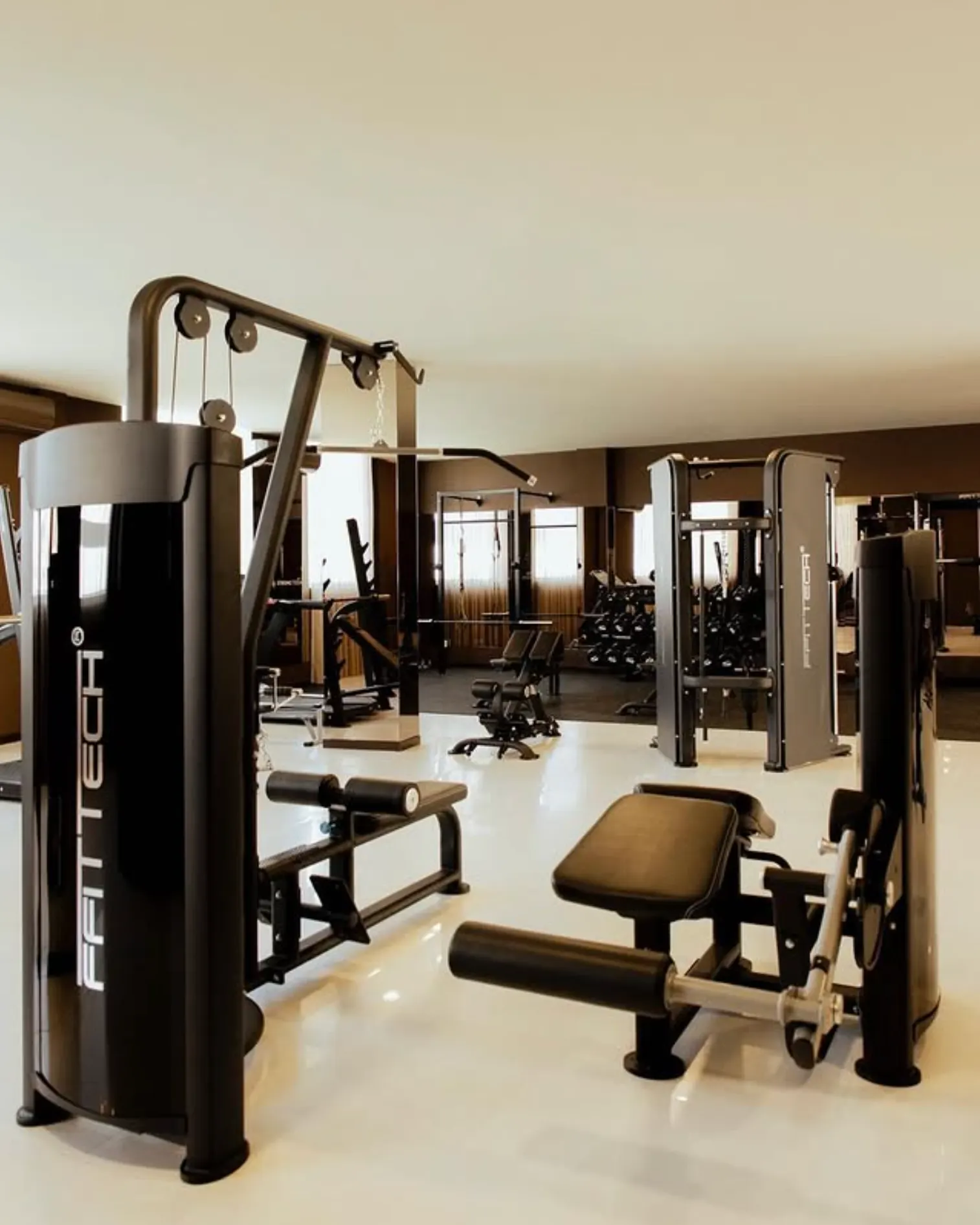Sala de treino da Infitt com equipamento de musculação profissional